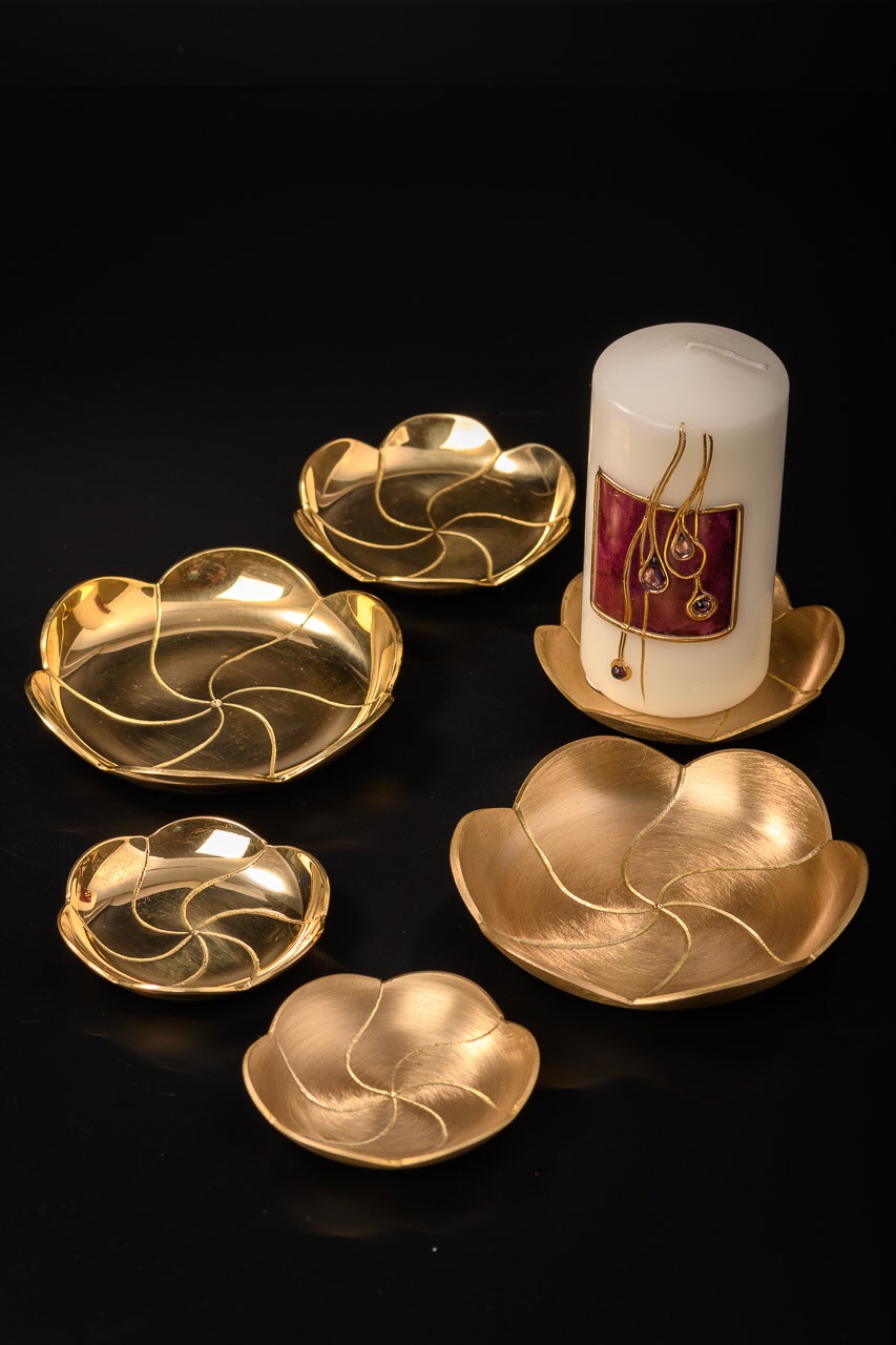 Kerzenteller Lotus in Gold Matt und Poliert